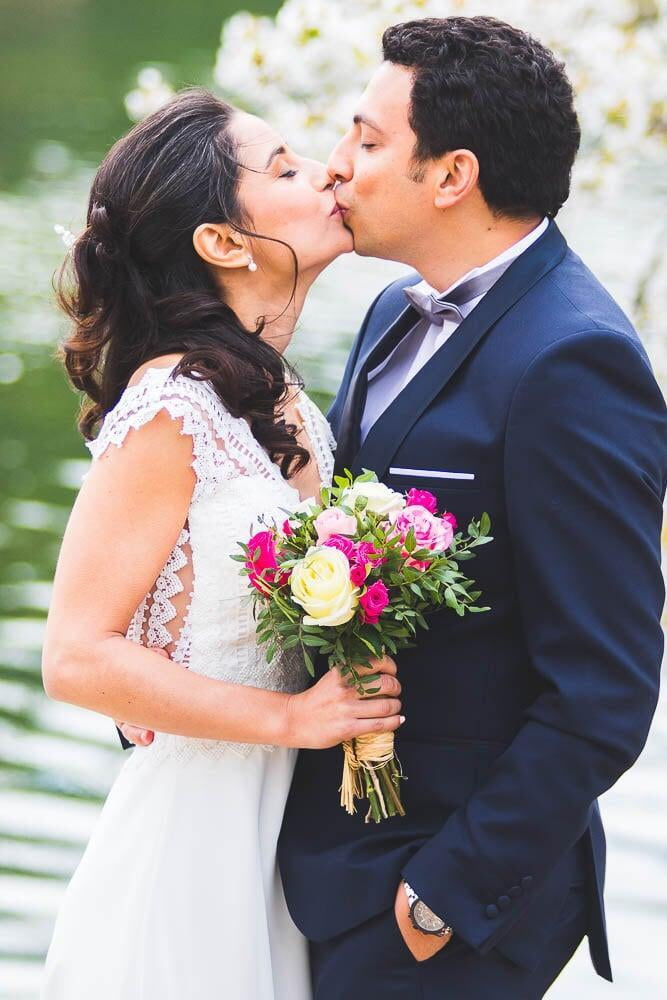 Couple jeune mariée s'embrassent en tenu de mariage