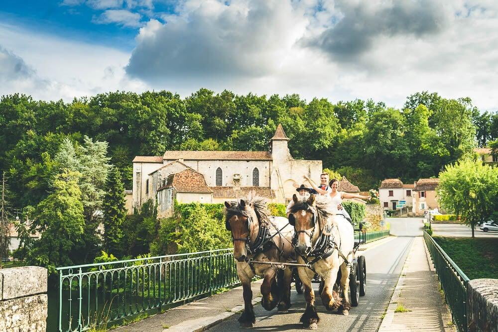 Mariée sur une caleche quitte l'église en dordogne après le mariage