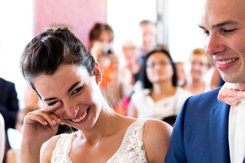 Mariée pleure au moment de dire oui à la mairie