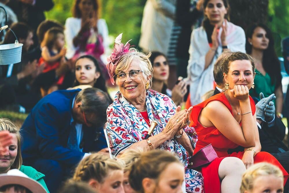 Grand mère rigole pendant le discourt du mariage