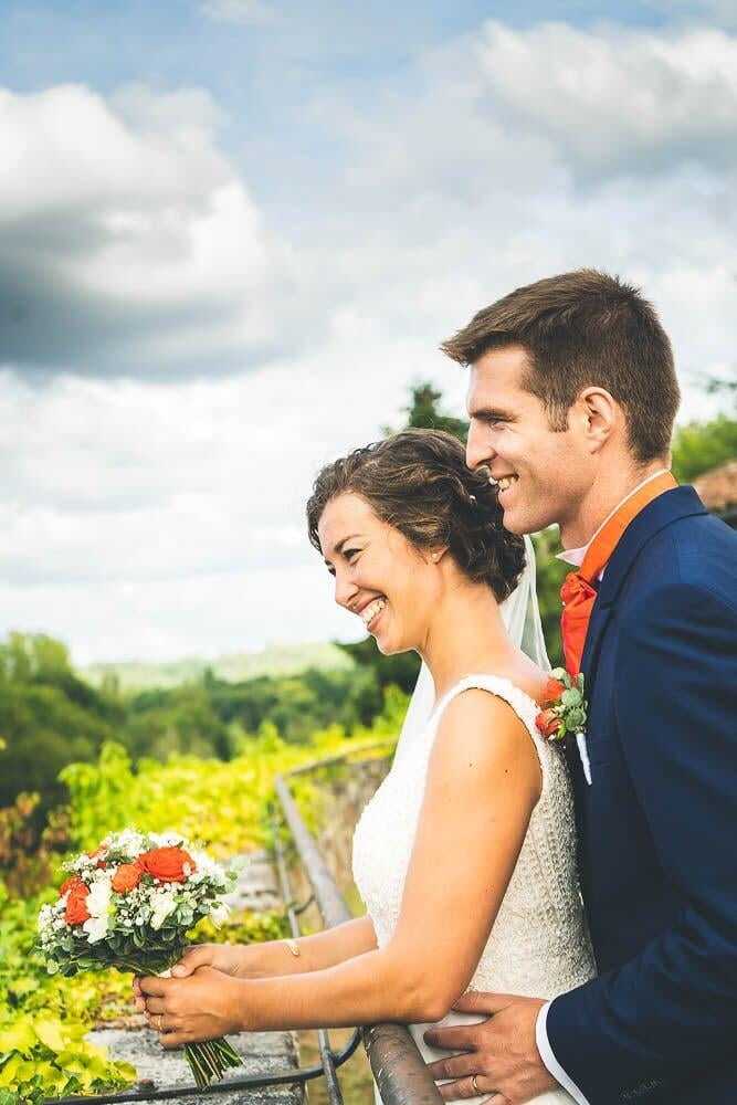 Mariés regardent a l'horizon après leur mariage