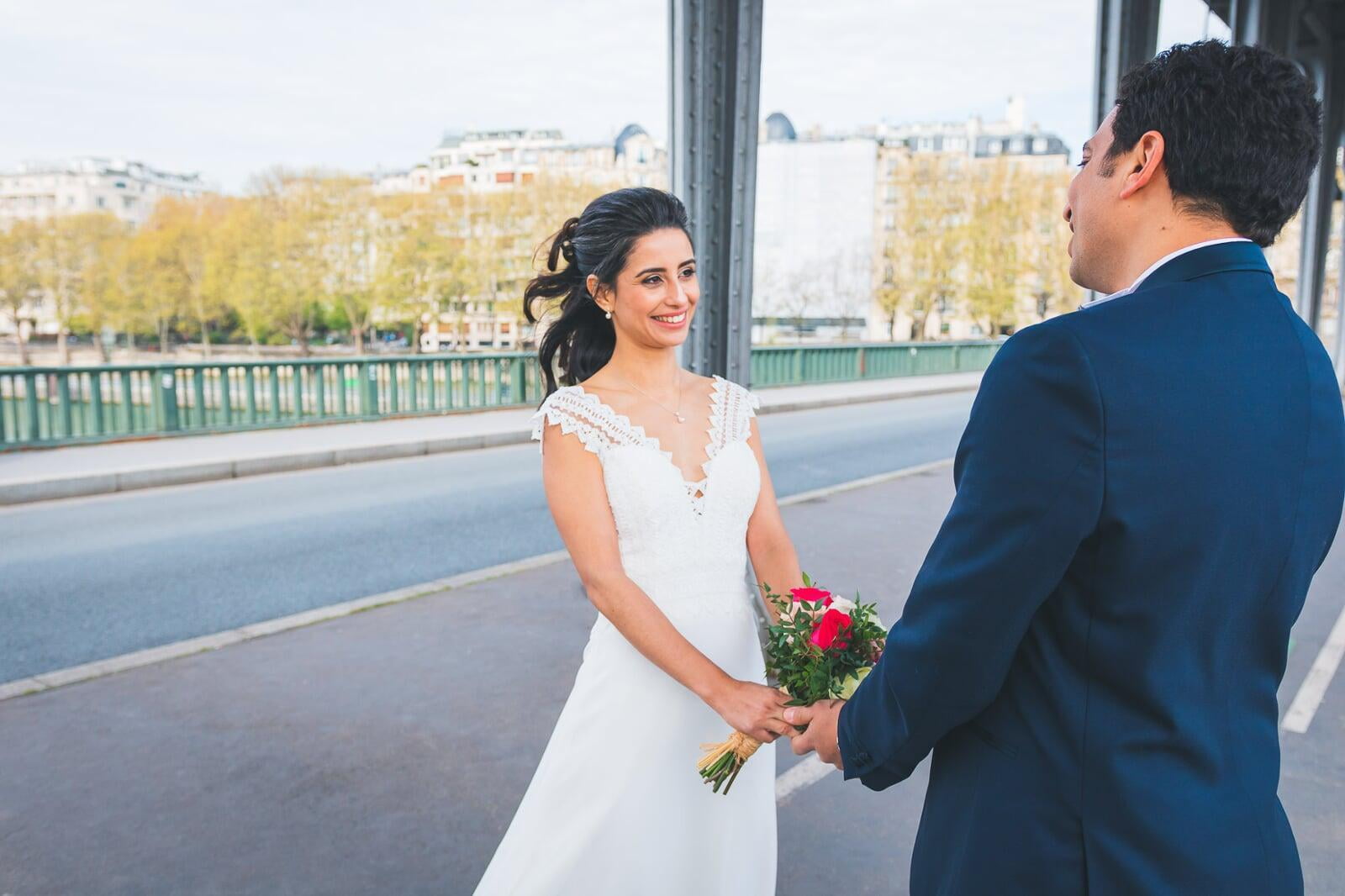 Mariage first look sur un pond a Paris